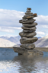 Steinpyramide am See, Ladakh