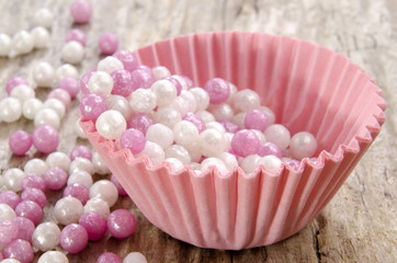 Mini Cupcake Papierform mit weißen und rosa Perlen