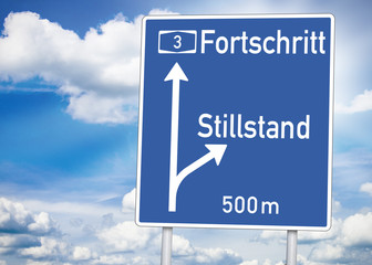 Blauer Wegweiser mit Fortschritt und Stillstand
