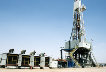 Overview of a drilling rig in the desert - obrazy, fototapety, plakaty