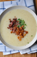 Sellerie Apfel Cremesuppe mit Croutons