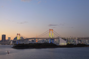 Fototapeta na wymiar Rainbow Bridge od Odaiba, Tokio, Japonia