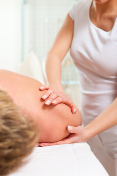 Patient bei der Physiotherapie - Massage