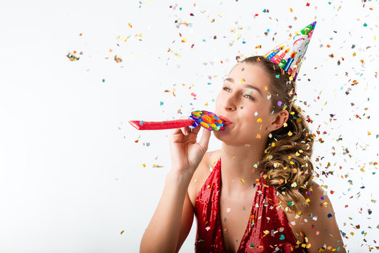 Frau feiert Geburtstag mit Luftschlange und Party H&uuml;tchen 