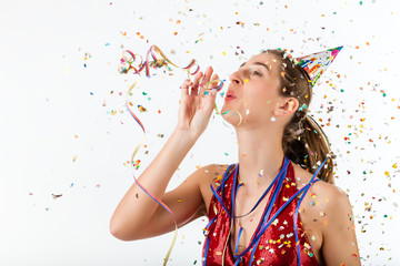 Frau feiert Geburtstag mit Luftschlange und Party Hütchen 