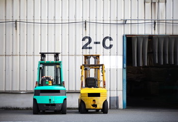 Fototapeta na wymiar Forklift in front of warehouse