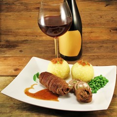 gefüllte Rinderroulade mit Klössen und Erbsen