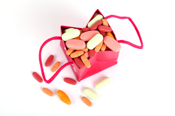 Rote Tasche mit Tabletten