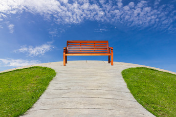 Obraz premium Alone bench in pathway