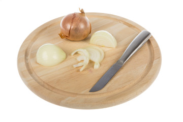Zwiebel auf Teller mit Messer vor weissem Hintergrund