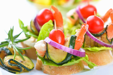 Garnelenhäppchen mit eingelegter Zucchini und Tomate