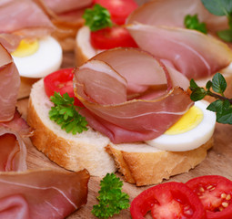 Canapes mit Schinken und Ei