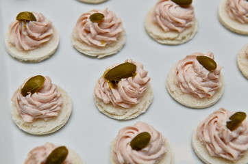 Tartine al salmone con capperi closeup