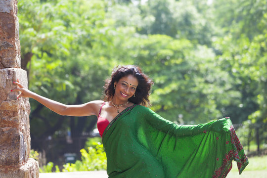Junge indische Frau in einem Saree