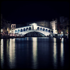 Fototapeta na wymiar Rialto Bridge nocą - Wenecja