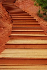 Obraz na płótnie Canvas Drewniane schody w parku ochry, Roussillon, Prowansja, Francja