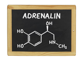 chemische Strukturformel von Adrenalin auf einer Schiefertafel