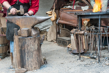 Schmied bei der Arbeit