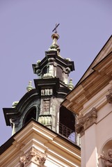 Fototapeta na wymiar Wieża na budynku uniwersytetu we Wrocławiu w Polsce
