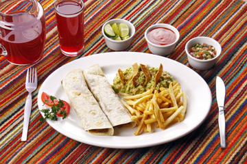 Burritos de carne de res con guacamole. Comida mexicana.