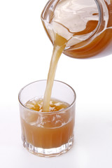 Siriviendo agua de tamarindo