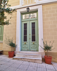 Fototapeta na wymiar kolorowe drzwi domu i donice, Ateny, Grecja
