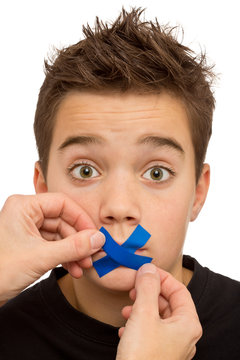 Junge bekommt Redeverbot - Pflaster, Klebesteifen über dem Mund
