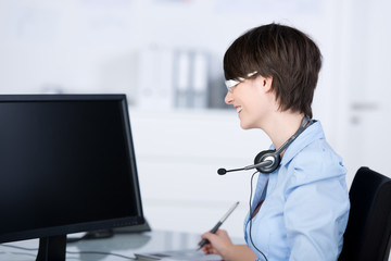 junge frau am arbeitsplatz