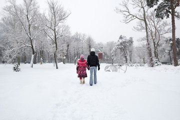 Fototapeta na wymiar snowy town park
