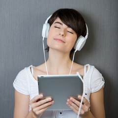 junge frau genießt musik