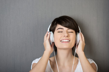 junge frau hört musik