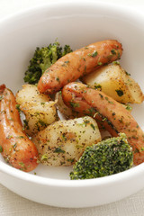 ソーセージとじゃが芋のガーリック炒め