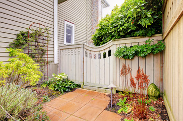 Fototapeta na wymiar Bramy i ogrodzenia na podwórku z boku hosue.
