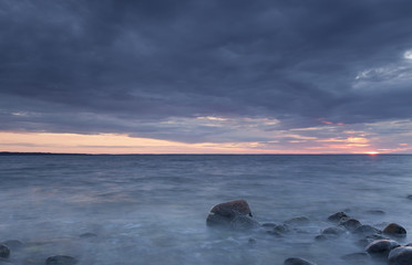 Obraz premium Moody clouds after a rainy day, ocean scene