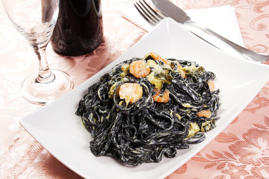 tagliatelle al nero di seppia con gamberi e zucchine