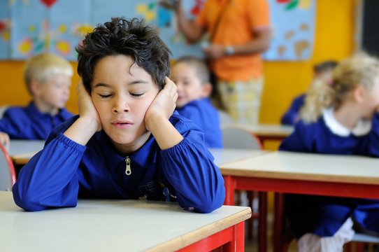 bimbo dorme a scuola