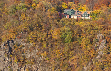 Blick in das Bodetal vom Hexentanzplatz mit herbstlicher laubfä