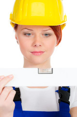 arbeiterin mit schutzhelm und wasserwaage