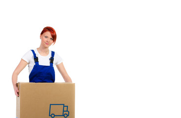 handwerkerin trägt umzugskarton