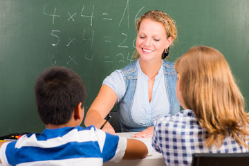 lehrerin mit schülern im unterricht