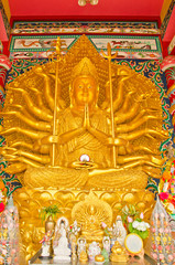 Obraz premium Shrine of Golden Thousand-Hand Quan Yin Bodhisattva