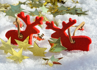 Fröhliche Weihnachten: Rentiere mit Golsterchen im Schnee