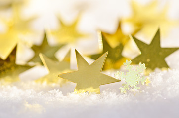 Goldene Sternchen im Schnee