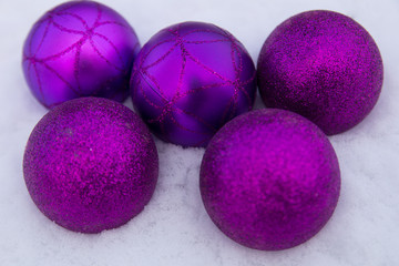 Christbaumkugeln im Schnee