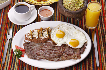 Bistec de res servido con huevos estrellados. Comida mexicana