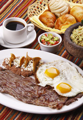 Bistec de res con huevos fritos y frijoles. Comida Mexicana