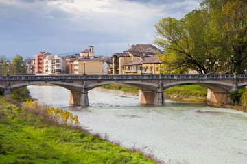 Fototapeta na wymiar widok na most przez strumień Parma, Włochy