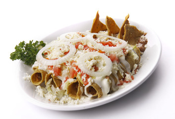 Tacos dorados de pollo. Comida mexicana