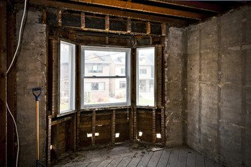 Fototapeta na wymiar Wnętrze domu wypatroszony do remontu