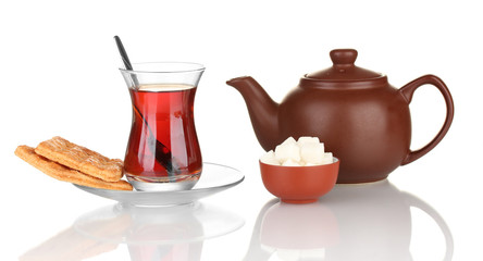 Obraz na płótnie Canvas szkło tureckiej herbaty i czajnik na białym